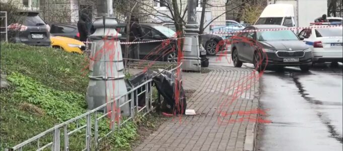 Женщина, которую нашли мёртвой с ножевыми ранениями в Москве, могла покончить с собой. Эту версию в