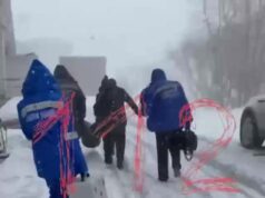 В Воркуте медикам пришлось на руках нести пенсионерку, которая истекала кровью. Все из-за нечищеных дорог. В Воркуте медикам пришлось на руках нести пенсионерку, которая истекала кровью. Все из-за нечищеных