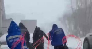 В Воркуте медикам пришлось на руках нести пенсионерку, которая истекала кровью. Все из-за нечищеных