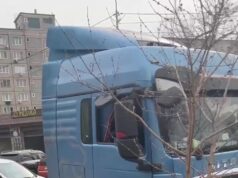 Водитель фуры протаранил припаркованные машины во Владивостоке.