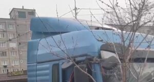 Водитель фуры протаранил припаркованные машины во Владивостоке.