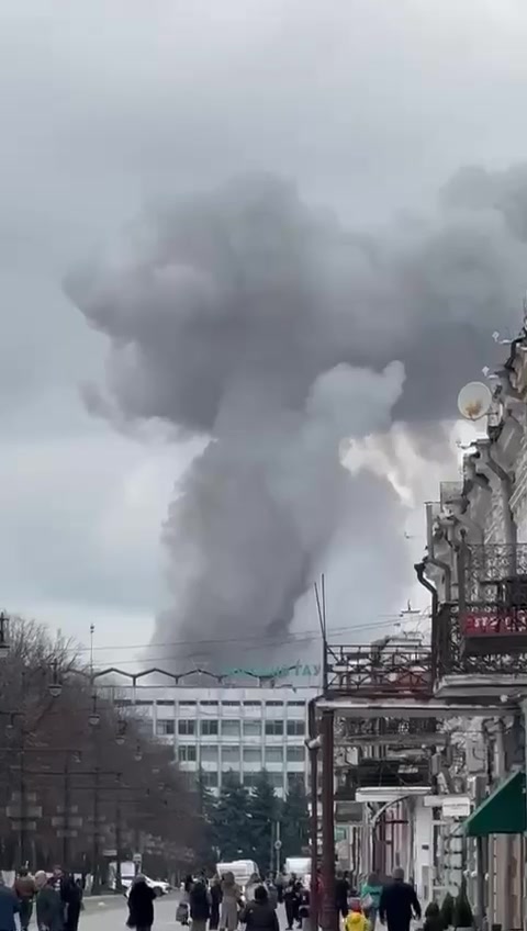 Два человека пострадали во время пожара на складе пиротехники во Владикавказе.