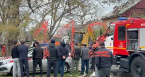 Спасатели извлекли из-под завалов тело одного погибшего, сообщили в республиканском МЧС.