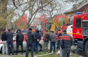 Спасатели извлекли из-под завалов тело одного погибшего, сообщили в республиканском МЧС.