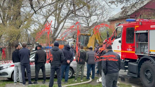Спасатели извлекли из-под завалов тело одного погибшего, сообщили в республиканском МЧС.