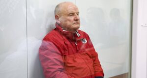 Экс-министра обороны Павла Попова приговорили к 19 годам колонии по делу о коррупции.