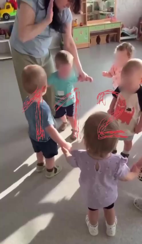 Неадекватная воспитательница избивала малышей в детском саду Северодвинска. Возбуждено уголовное дел