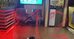 Парень пытался покончить с собой в букмекерской конторе в Москве. По данным , он проиграл крупную су