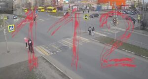 Пешеходы чудом выжили в аварии в Ярославле. Машины столкнулись на перекрестке и чуть не влетели в ни