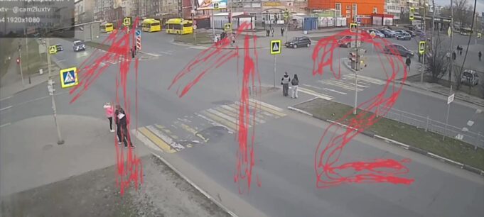 Пешеходы чудом выжили в аварии в Ярославле. Машины столкнулись на перекрестке и чуть не влетели в ни