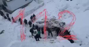 Женщина с ребенком попали под снежную лавину в Цунтинском районе Дагестана.