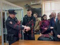 публикует видео, как Артема Чекалина взяли под стражу прямо в зале суда.