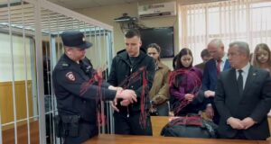 публикует видео, как Артема Чекалина взяли под стражу прямо в зале суда.