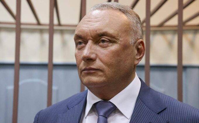 Экс-сенатора Дмитрия Савельева приговорили к 10 годам колонии по делу о подготовке заказного убийств