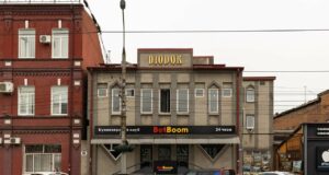 В результате ограбления букмекерской конторы пострадала сотрудница заведения. Она госпитализирована.