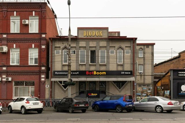 В результате ограбления букмекерской конторы пострадала сотрудница заведения. Она госпитализирована.