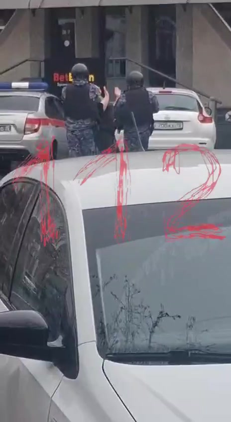 публикует кадры задержания мужчины, напавшего на букмекерскую контору.