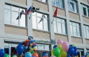 Ученик школы №238 в Питере выстрелил в свою одноклассницу из сигнальной ракетницы.