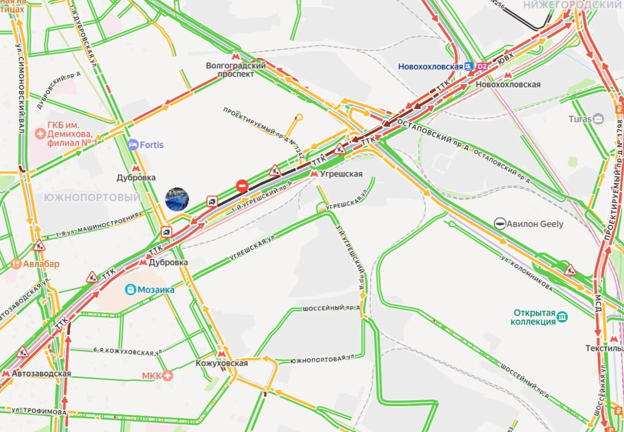 Фрагмент аварии на ТТК в Москве. Бетономешалка на высокой скорости фактически «перетащила» автомобили на несколько метров