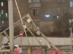 Cadillac въехал в мачту городского освещения на ТТК в Москве.