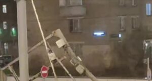 Cadillac въехал в мачту городского освещения на ТТК в Москве.