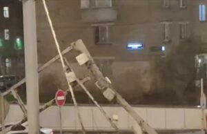 Cadillac въехал в мачту городского освещения на ТТК в Москве.