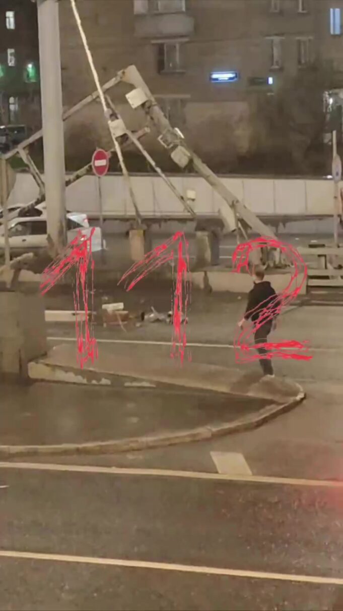 Cadillac въехал в мачту городского освещения на ТТК в Москве.