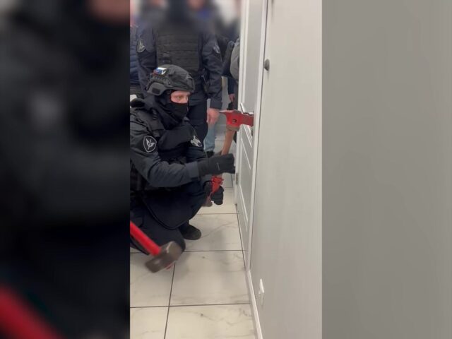 В офисах коммерсантов, недоплативших в бюджет РФ сумму с двенадцатью нулями, провели обыски. В офисах коммерсантов, недоплативших в бюджет РФ сумму с двенадцатью нулями, провели обыски.