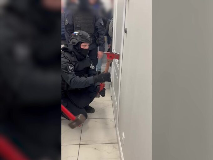 В офисах коммерсантов, недоплативших в бюджет РФ сумму с двенадцатью нулями, провели обыски.