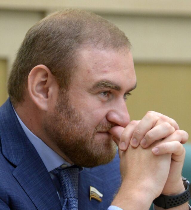 Экс-сенатор Рауф Арашуков требует 100 тысяч рублей компенсации из-за условий содержания в «Чёрном де