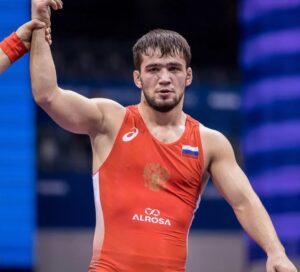 Директор спортшколы в Хасавюрте фиктивно трудоустроил знаменитого спортсмена в качестве тренера. Сер