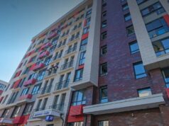 Жуткое в Новой Москве. По словам очевидцев, мужчина поджег вещи в ПВЗ, зашел в подъезд жилого дома н