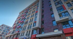 Жуткое в Новой Москве. По словам очевидцев, мужчина поджег вещи в ПВЗ, зашел в подъезд жилого дома н