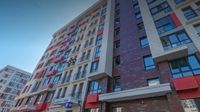 Жуткое в Новой Москве. По словам очевидцев, мужчина поджег вещи в ПВЗ, зашел в подъезд жилого дома н