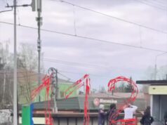 Вооруженные ножами и электрошокерами гопники угрожали другим подросткам, отобрали у них рюкзак и зат