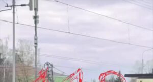 Вооруженные ножами и электрошокерами гопники угрожали другим подросткам, отобрали у них рюкзак и зат