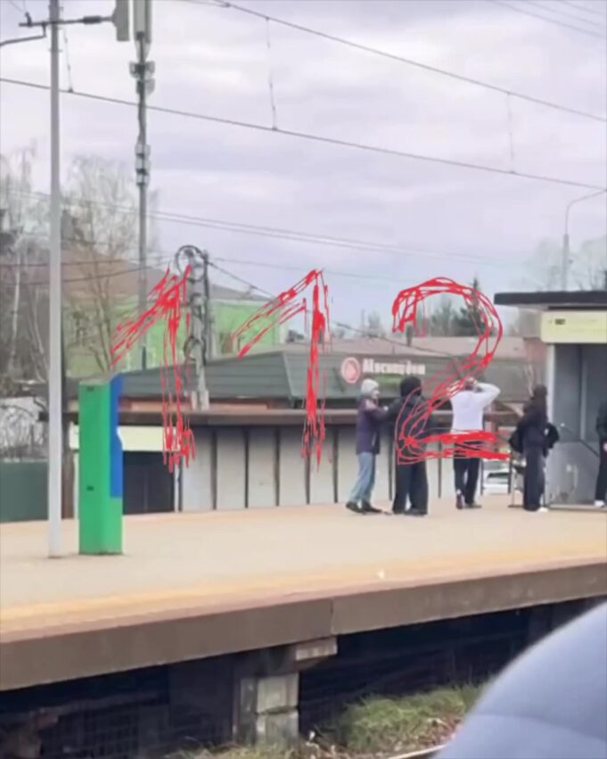 Вооруженные ножами и электрошокерами гопники угрожали другим подросткам, отобрали у них рюкзак и зат