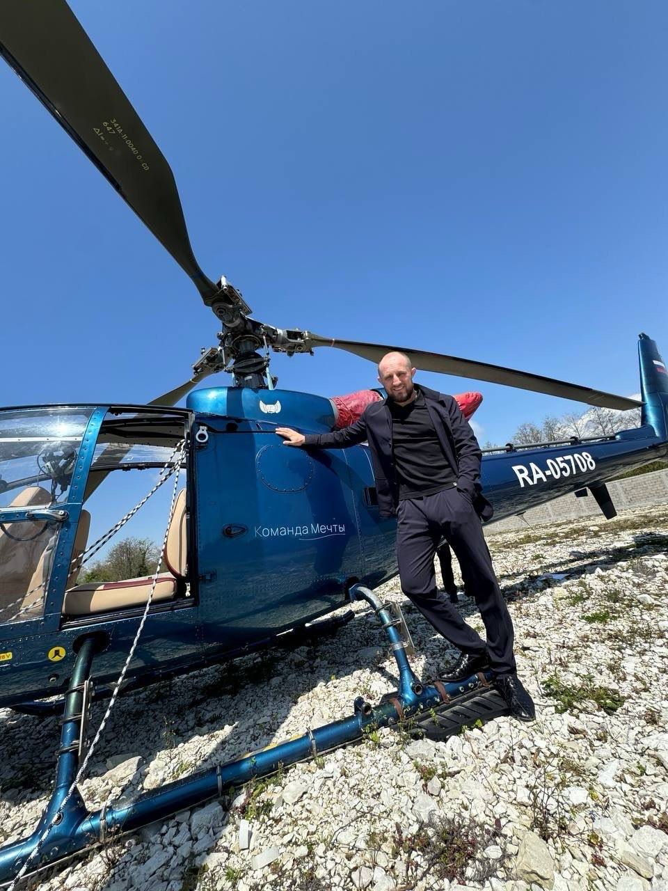 Бизнесмен из Сочи пролетел за бортом вертолёта.