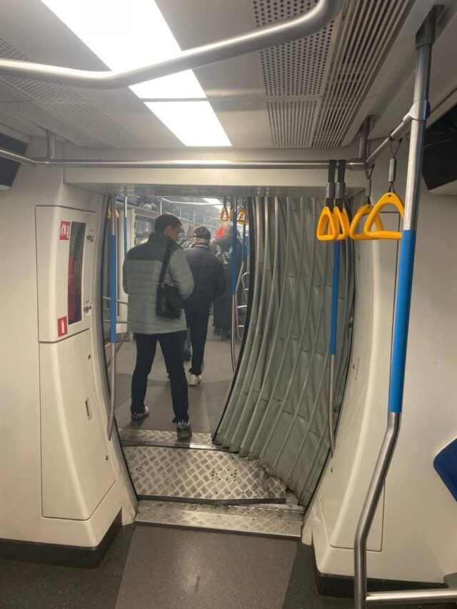 стало известно об одном пострадавшем во время аварии в московском метро. 63-летний мужчина госпитали