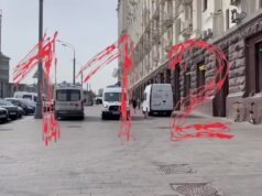 ЧП произошло примерно в 100 метрах от станции «Комсомольская». По предварительным данным, сошла одна