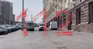 ЧП произошло примерно в 100 метрах от станции «Комсомольская». По предварительным данным, сошла одна