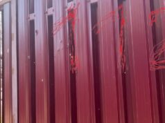 Мужчина получил осколочные ранения после взрыва коробки в Ленобласти.