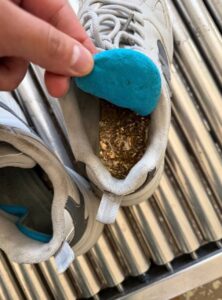 Пассажир пытался незаконно привезти в обуви золото на 2,5 млн рублей в Благовещенске.