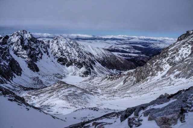 Четверых человек накрыло лавиной в горах Бурятии.