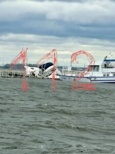 В Волгограде утонула яхта экс-депутата КПРФ стоимостью почти 18 миллионов рублей.