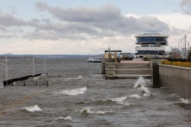 Четыре рыбака пропали без вести после шторма под Волгоградом. Одного из них нашли мертвым.