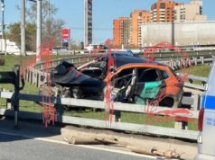 Четверо человек выпали из перевернувшейся машины на юго-востоке Москвы. Один из них погиб.