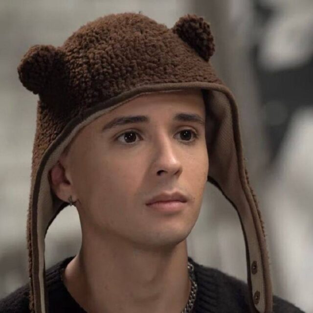 Дерево рухнуло на новую машину Славы Мэрлоу.