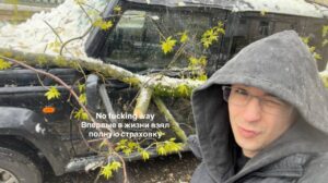 Дерево рухнуло на новую машину Славы Мэрлоу.