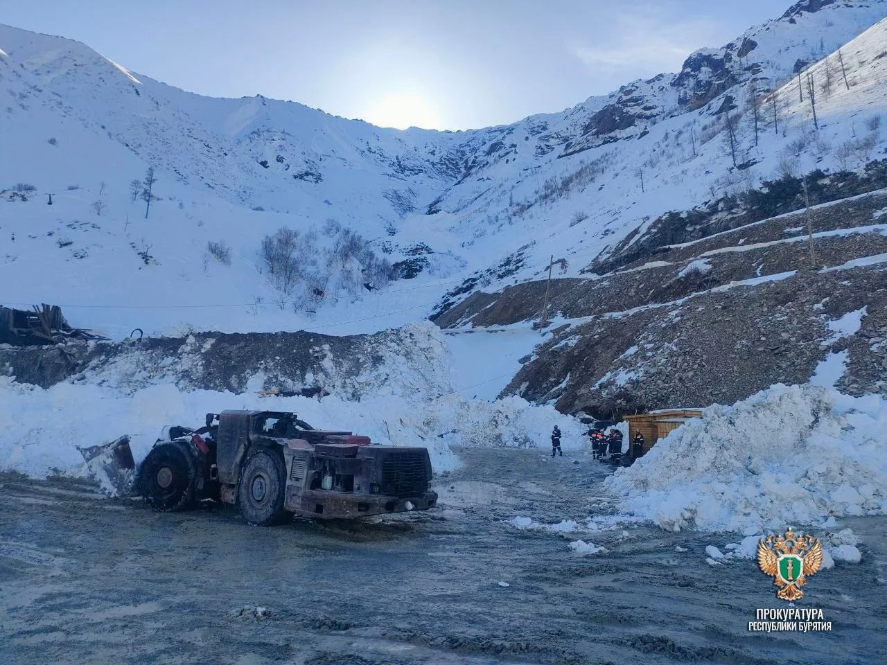 Три человека погибли на месте схода лавины на руднике Ирокинда в Бурятии.